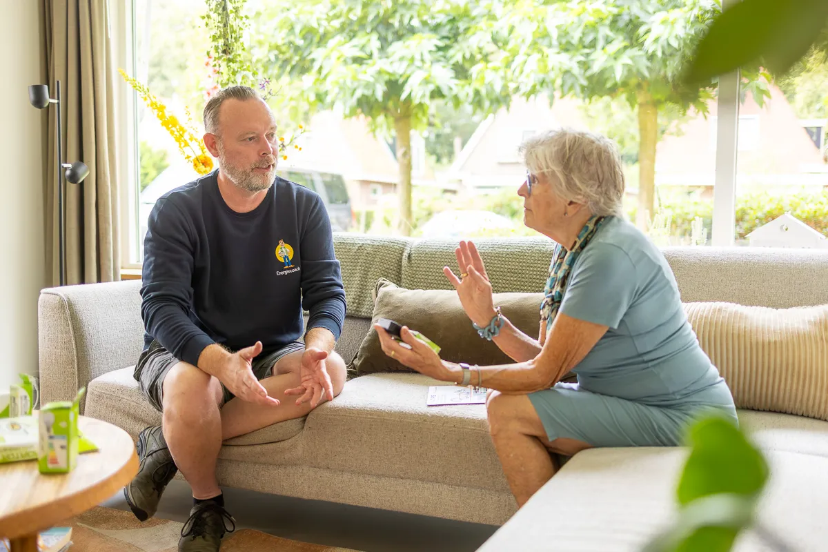 Energiecoach in gesprek met een bewoner